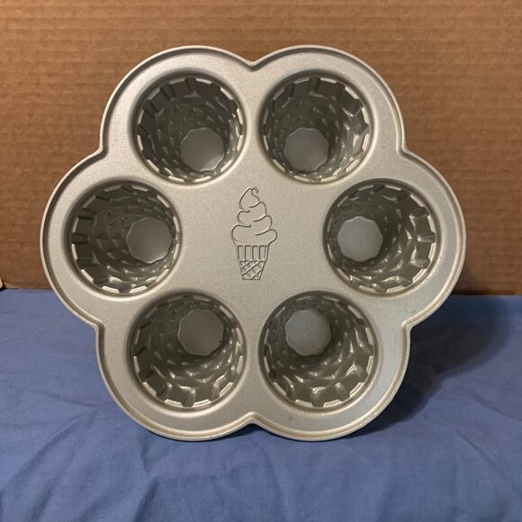 Nordic Ware Ice Cream Cone Cupcake Pan 4.5 Cup Nonstick 6 Cups Never Used - Picture 1 of 8